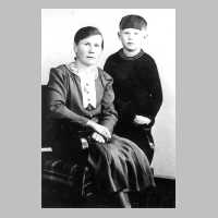 079-0116 Helene Schmidt, geb. Kalledat mit Sohn Arno um ca. 1941.jpg